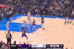 真好用！阿杰伊·米切爾機(jī)警搶斷反擊 直接雙手暴扣空籃！