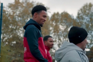 足球生涯開始的地方??恩瓦內(nèi)里回小學(xué)母校，與孩子們互動