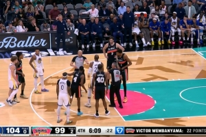 小機(jī)靈鬼！波杰姆斯基和文班爭球 試圖作弊讓霍福德代替但未果