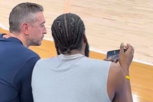 全靠你了登哥！小吧看到哈登賽前和助教一起研究比賽錄像