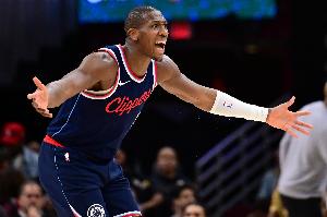 危險動作！小哈達威三分投進還要加罰 鄧恩疑似墊腳但最終沒升級