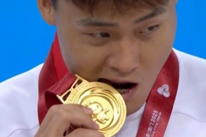 這次咬的是自己的！4年前的全運會上 趙睿曾咬過周琦的金牌