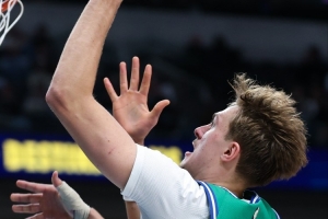 迅速挽尊！弗拉格快攻歐洲步上籃打鐵 隨后撤步三分空心入網(wǎng)