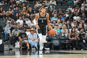 無解命題！文班亞馬面對追夢翻身后仰漂移跳投穩(wěn)穩(wěn)命中