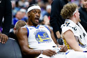 ??路走寬了！巴特勒籃下給球隊(duì)老大波杰姆斯基讓籃板