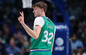 遮天蔽日！弗拉格彈速超快 跟防布克上籃送出大帽