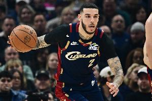 首發(fā)出戰(zhàn)表現(xiàn)出色！大球20分鐘三分7中4砍下15分8助攻1搶斷1蓋帽