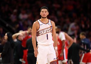 效率不俗！布克半場(chǎng)10投6中 拿下16分2籃板3助攻1蓋帽