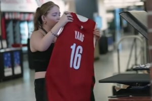 韓媒：球隊(duì)商店里楊瀚森相關(guān)商品的銷(xiāo)量甚至超過(guò)了巨星利拉德