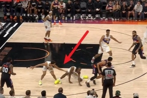 雪上加霜！內(nèi)史密斯橫移時踩到厄爾腳踝 疼得直打滾&被抬回更衣室