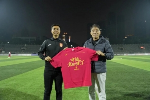 重慶足球精神代代相傳，重慶銅梁龍向李章洙贈(zèng)送沖超紀(jì)念球衣