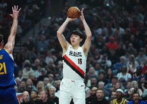 8分13板！媒體人：楊瀚森發(fā)展聯(lián)盟第一場 找節(jié)奏找感覺找自信