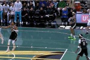 小橋上籃被科爾·安東尼拉拽肩膀犯規(guī) 裁判回看追加一級(jí)惡意犯規(guī)