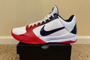 又一雙Kobe 5大學PE！康涅狄格大學專屬配色 鞋舌帶有哈士奇Logo