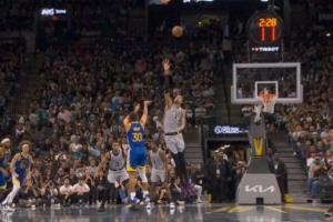 想起一些不好的回憶……庫(kù)里迎著文班撤步三分 文班頗有些無(wú)奈啊