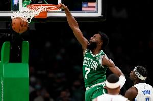 杰倫·布朗中距離命中數(shù)領(lǐng)先全聯(lián)盟！中投命中率達(dá)53.2%！