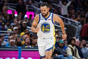 庫(kù)里：我知道我30歲后40+場(chǎng)次追平喬丹 我當(dāng)時(shí)還做了反著的23手勢(shì)