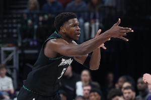 球星對飆！愛德華茲第三節(jié)7中4轟下17分 威少3中2拿7分5助