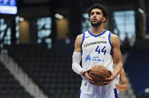 眾人大笑！勇士雙向杰克遜·羅更衣室靦腆發(fā)言：上帝祝福過庫里