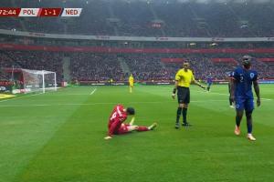 萊萬(wàn)爭(zhēng)搶時(shí)拉傷，但仍暫時(shí)堅(jiān)持比賽