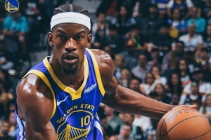 最后被帽真沒辦法！勇士官方發(fā)布贏球海報 巴特勒榮登封面