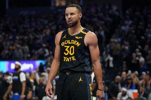 是否看到文班鼓動(dòng)球迷干擾你罰球？庫(kù)里：當(dāng)然 我還特意配合他們