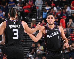 太陽隊(duì)史首對(duì)！布克&狄龍昨日出場(chǎng)均不足30分鐘 且都拿到30+得分