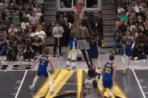 一柱擎天！卡斯?fàn)柕拙€球直接給文班 隔人空接暴扣裁判吹提前犯規(guī)