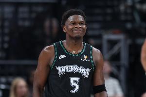 手還挺涼！愛德華茲半場(chǎng)8中1&三分4中0得7分 另有4板4助1斷