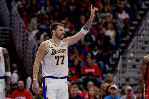 磨合成型！77+里皇+艾頓組成擋拆三叉戟 內線攻防硬度助湖人起飛