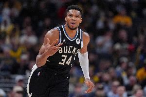 字母哥談把比賽用球給蒂耶羅：搞不懂裁判為啥不想把球給他