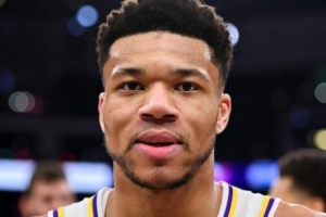 字母為湖人“送”球！美網(wǎng)友：開始替未來隊友操心了 他是個湖人!