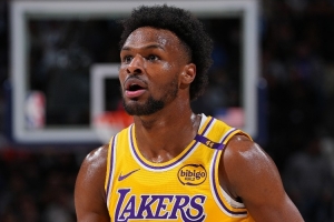 年輕人的配合！布朗尼斷球反擊助攻新秀蒂耶羅暴扣