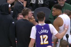 ???大氣！脫了球衣的字母哥拿走球 直接遞給了東契奇