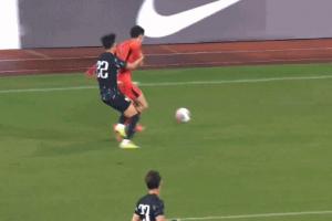 不慣著！韓國球員挑釁拜合拉木，留洋荷乙的王博豪出頭將其撞倒