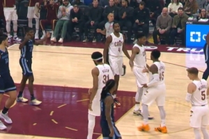 開場就是高難度！米切爾借掩護掛著韋爾斯命中打板三分還加罰！