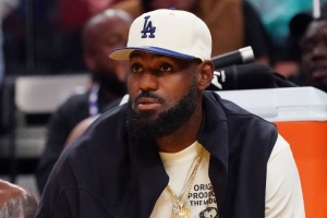 馬?。赫材匪够貧w湖人要適當(dāng)減少球權(quán) 雖41歲但還是要從防守做起