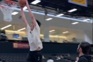 G聯(lián)盟第二戰(zhàn)！楊瀚森賽前積極備戰(zhàn) 勾手&扣籃&三分樣樣都來(lái)