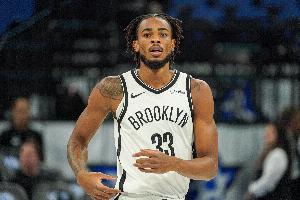 摧枯拉朽！克拉克斯頓轉(zhuǎn)身一步過(guò)掉薩爾 起飛單臂暴力劈扣