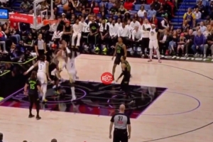 庫(kù)里左手背后絲滑過人 倚住對(duì)手高弧度上籃 結(jié)果來了個(gè)三不沾