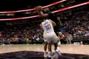 頭上被肘到！庫(kù)里造成奎因進(jìn)攻犯規(guī) 但鵜鶘挑戰(zhàn)成功改判阻擋犯規(guī)