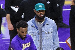 詹姆斯復(fù)出且對(duì)手不強(qiáng)！湖媒：湖人后5場(chǎng)能贏幾場(chǎng)？