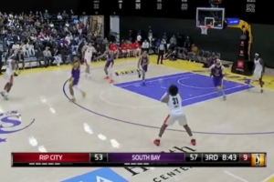 梳理進攻不錯！楊瀚森側(cè)翼持球 間接助攻隊友飆中三分