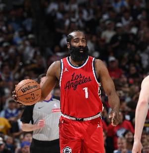 雖遲但到！哈登晃暈普理查德拋投得手 隨后再中三分迫近比分