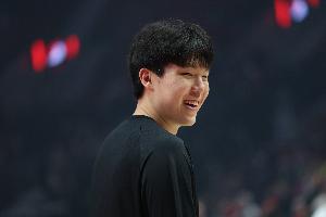 ??單臂暴扣！楊瀚森假轉(zhuǎn)身+肘開對手 舉火燒天單臂暴扣！