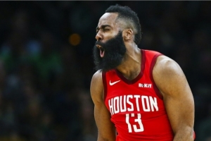 楊毅：沒人能防住巔峰哈登 聯(lián)盟針對(duì)他做了2次規(guī)則修改但仍難限制