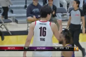 ??信心提升巨大！楊瀚森第二個關(guān)鍵三分轟進(jìn)激動揮拳慶祝！