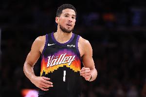 外線沒開依舊得分上雙！布克打滿首節(jié)三分4中0拿12分2板2助