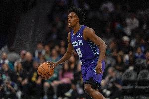 是進(jìn)攻犯規(guī)！馬穆壓哨造犯規(guī)頂?shù)饺怂诡D下體 黃蜂挑戰(zhàn)成功