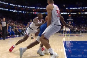 關(guān)鍵！馬克西摔倒裁判吹罰鄧恩第六犯 盧挑戰(zhàn)成功變搶斷拿回球權(quán)